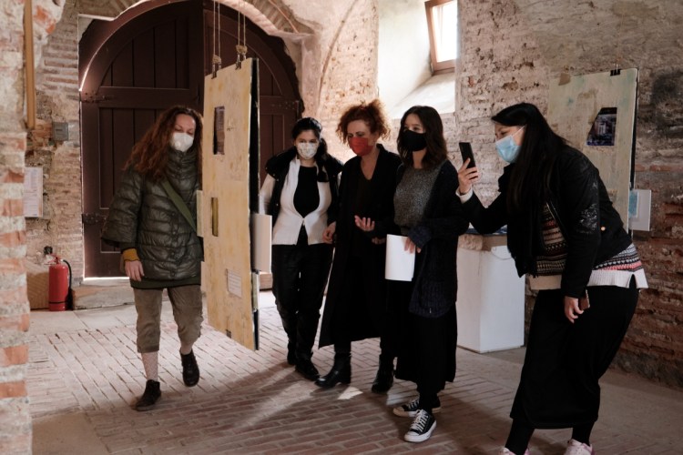 Roxana Donaldson - Fragmentum III - curatorial talk, painting-fine-art background, artists and curators in front of works of arts, 2021