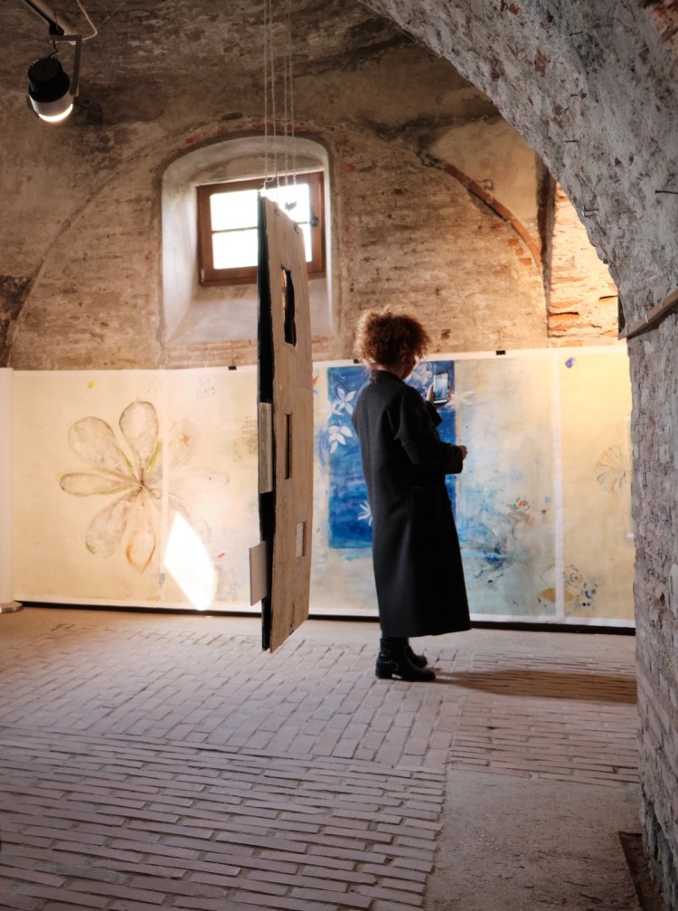 Roxana Donaldson - Fragmentum painting-the artist in front of her work of art in Ghetarie Gallery Mogosoaia exhibition opening