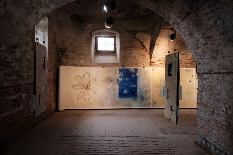 Roxana Donaldson - Fragmentum VIII - exhibition view with monumental painted rotulus mounted on ancient brick wall, painting-fine art, 1.5x10m mixed media paper, 2021